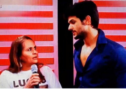 Mãe de Lucas insiste para ele não ir atrás de noiva e internautas desconfiam