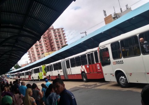 Rodoviários fazem paralisação no Centro e trânsito fica caótico em Manaus