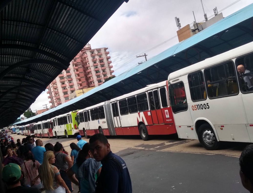 Rodoviários fazem paralisação no Centro e trânsito fica caótico em Manaus