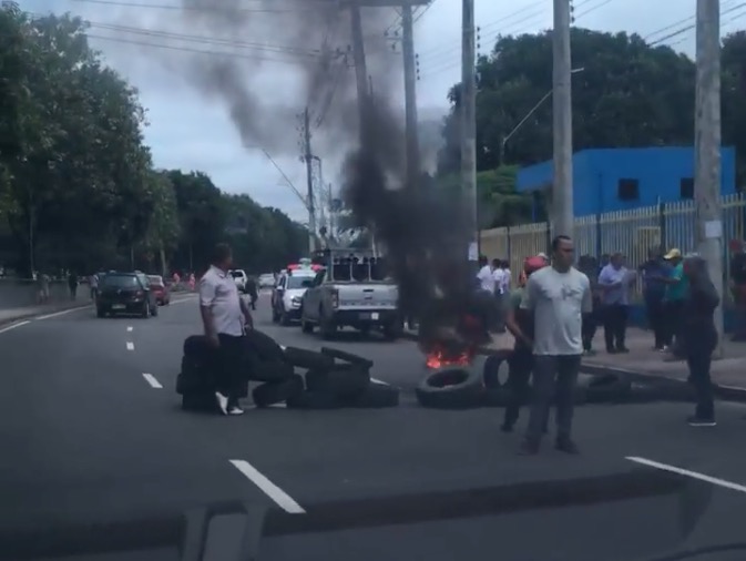 Pneus são queimados na frente da prefeitura de Manaus em protesto