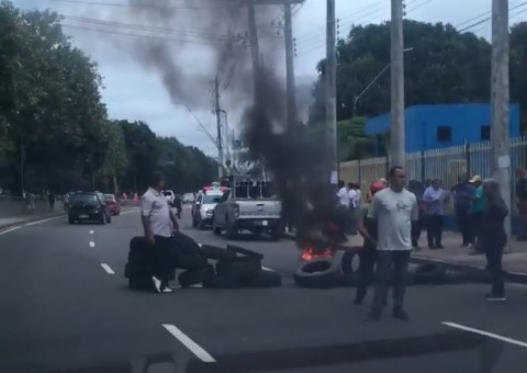 Pneus são queimados na frente da prefeitura de Manaus em protesto