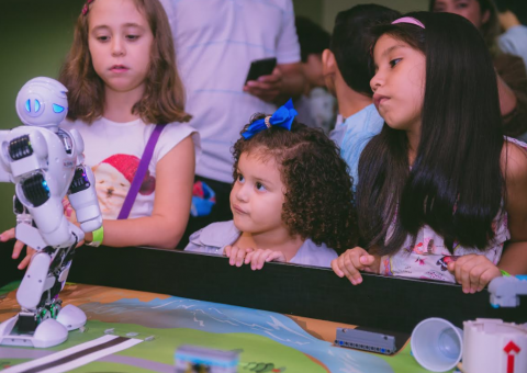 Meninas têm matrículas grátis em escola de robótica em alusão ao 'Dia Internacional da Mulher' 