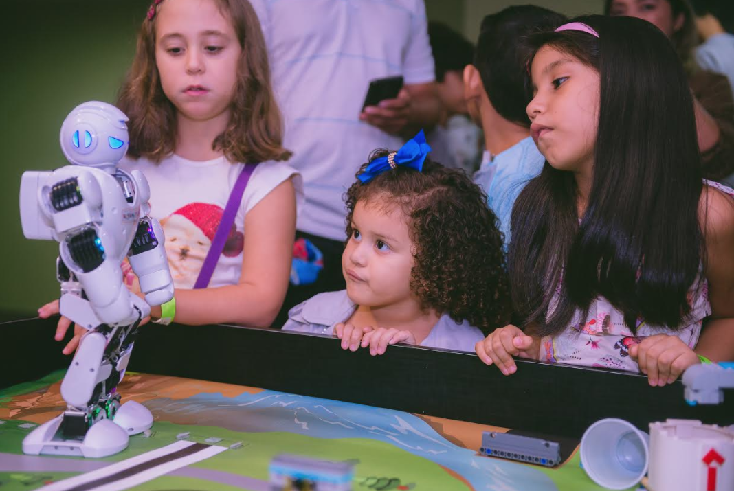 Meninas têm matrículas grátis em escola de robótica em alusão ao 'Dia Internacional da Mulher' 