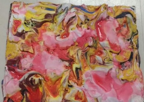 Artista Magenta dá forma às cores na exposição Azulinea