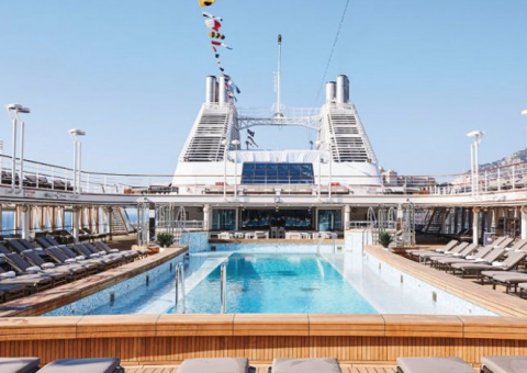 Navio ultraluxuoso chega a Manaus com mil turistas nesta quinta-feira