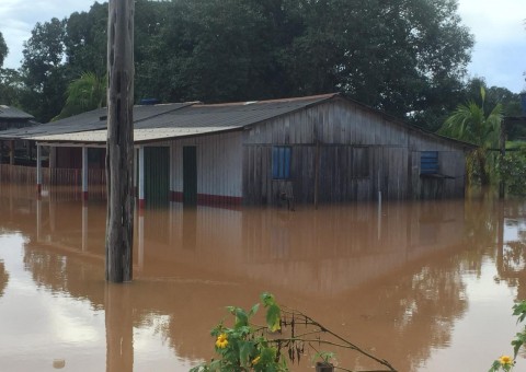 Inundação deixa famílias desabrigadas e cidade decreta ‘Emergência’ no Amazonas