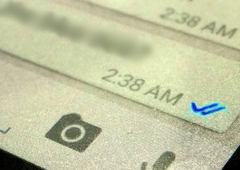 Mulher é esfaqueada após marido espiar mensagem no WhatsApp