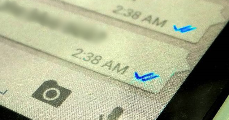 Mulher é esfaqueada após marido espiar mensagem no WhatsApp