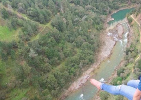Mulher cai de ponte após tentar tirar selfie