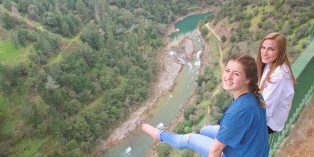 Mulher cai de ponte após tentar tirar selfie