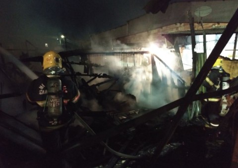 Casa é devastada por chamas durante madrugada em Manaus