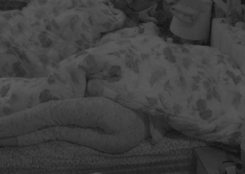 BBB18: Após festa, Gleici e Wagner trocaram beijos e carinhos debaixo do edredom 