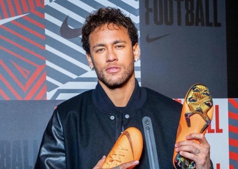 Neymar chega ao Brasil para passar por cirurgia