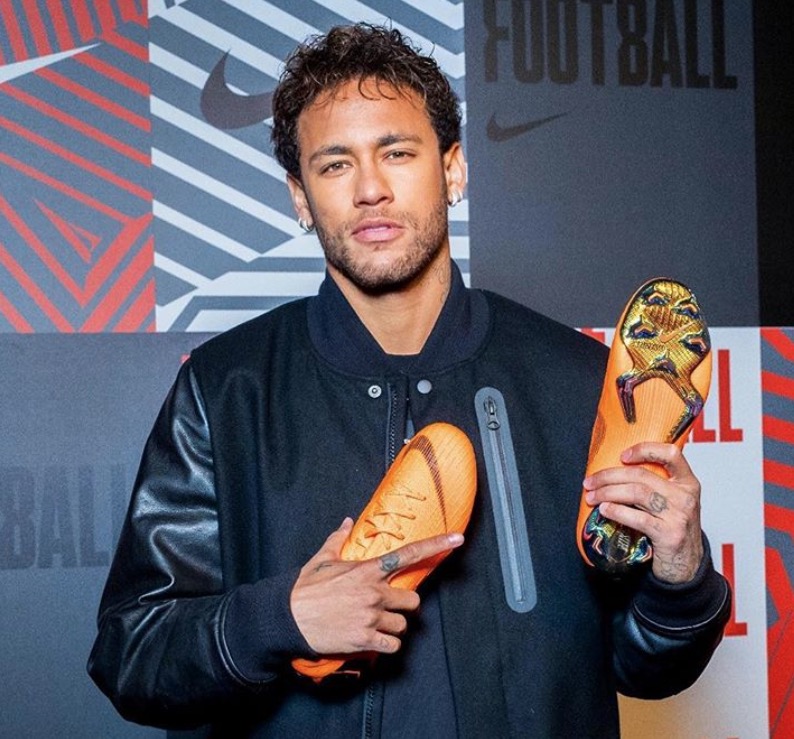 Neymar chega ao Brasil para passar por cirurgia