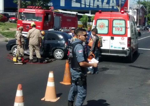 Vítima fica presa em ferragens de carro durante acidente em Manaus