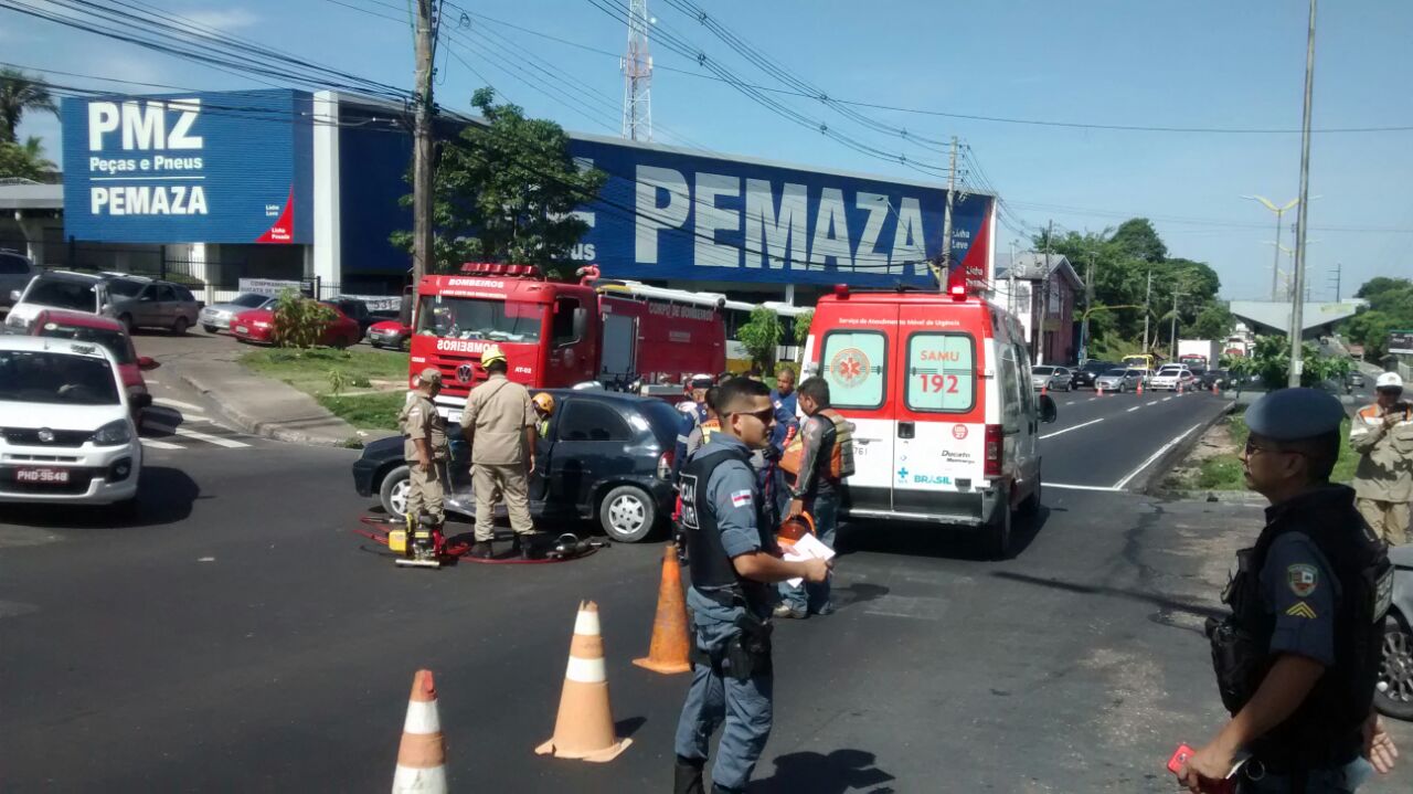 Vítima fica presa em ferragens de carro durante acidente em Manaus