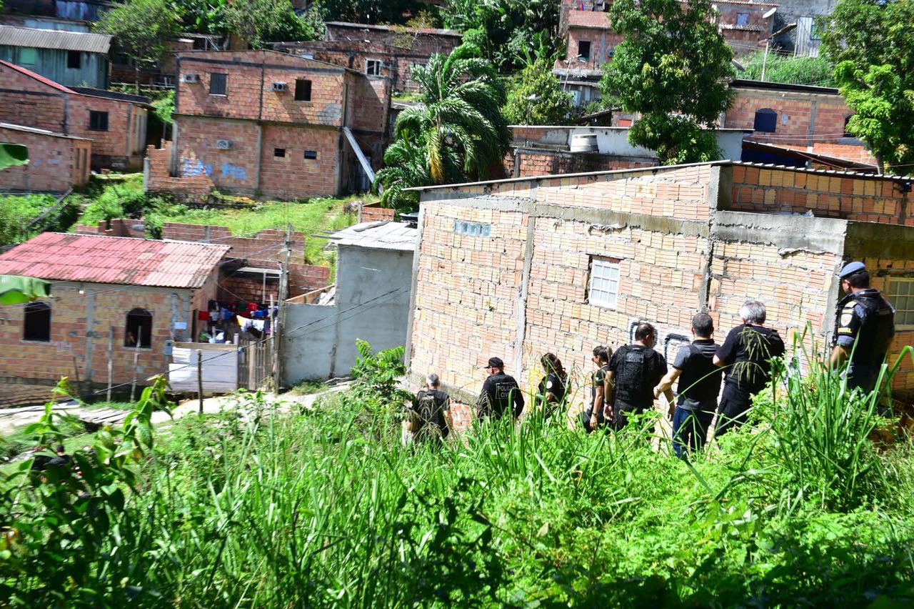 Trio é preso e barricada de traficantes é destruída durante operação em Manaus