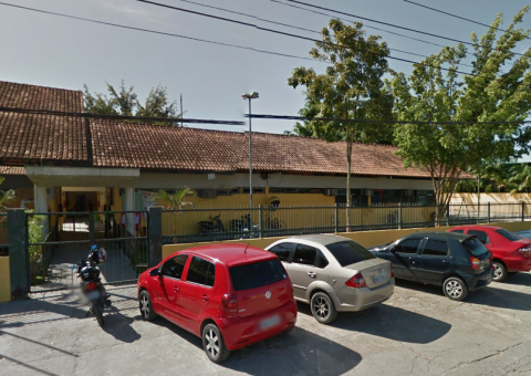 Tentando fugir, homem invade escola e é espancado por grupo misterioso em Manaus