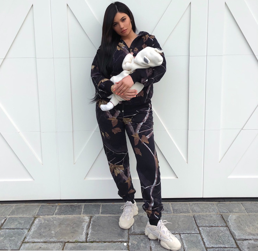  Kylie Jenner publica nova foto da filha e comemora aniversário de 1 mês