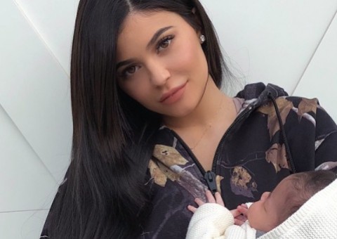  Kylie Jenner publica nova foto da filha e comemora aniversário de 1 mês