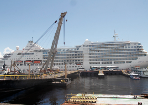 Turistas chegam a Manaus a bordo de cruzeiro ultraluxuoso