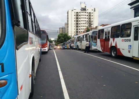 Rodoviários paralisam novamente e deixam quase 2 mil manauaras sem ônibus