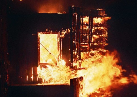 Pai amarra e queima filha de 5 anos viva por não aceitar fim de casamento