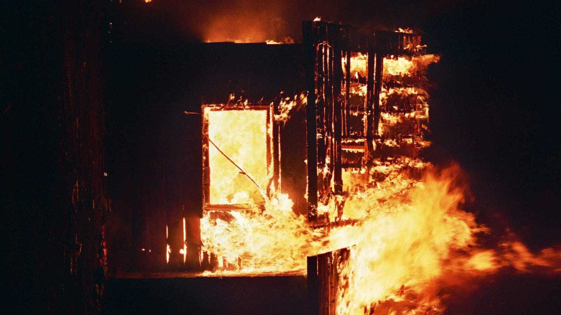 Pai amarra e queima filha de 5 anos viva por não aceitar fim de casamento