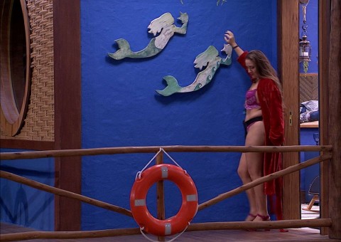 BBB18: Após conquistar liderança, Patrícia surge de lingerie e surpreende brothers