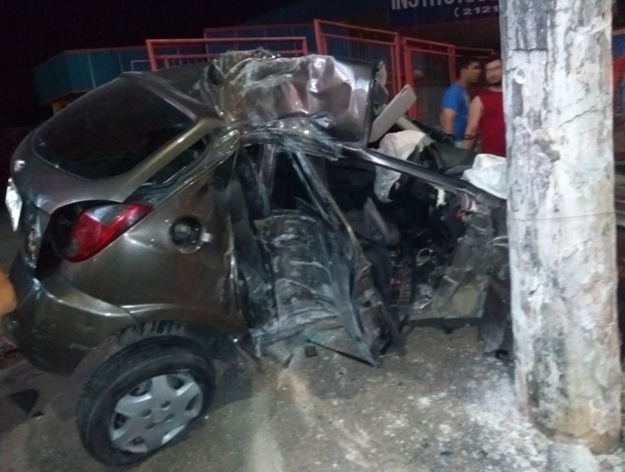 Colisão violenta destrói carro e deixa motorista do Uber ferido em Manaus