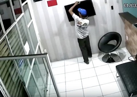 Vídeo flagra dupla fazendo a limpa em assistência técnica de Manaus