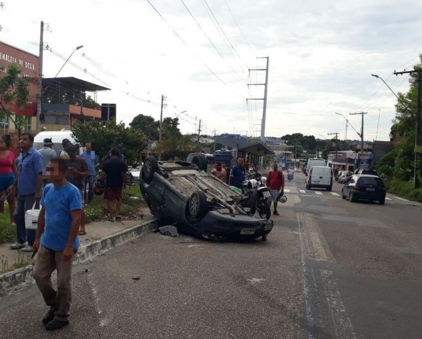 Carro capota em avenida de Manaus durante acidente e três ficam feridos