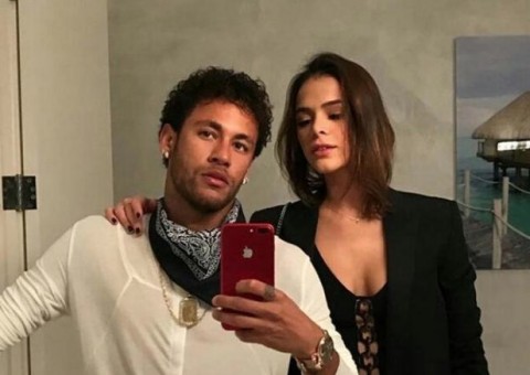 Neymar ganha carinho de Bruna Marquezine antes de cirurgia 
