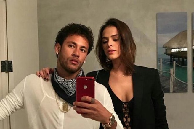 Neymar ganha carinho de Bruna Marquezine antes de cirurgia 
