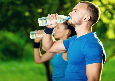 Por que os homens precisam beber mais água do que as mulheres?