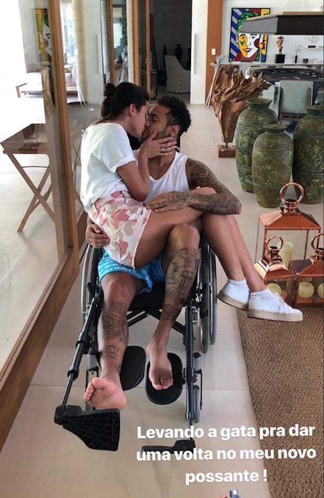 Em cadeira de rodas, Neymar posa com aos beijos com Bruna Marquezine