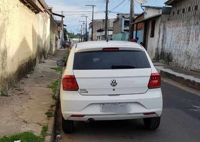 Carro é abandonado em esquina e fedor começa a chamar atenção em Manaus
