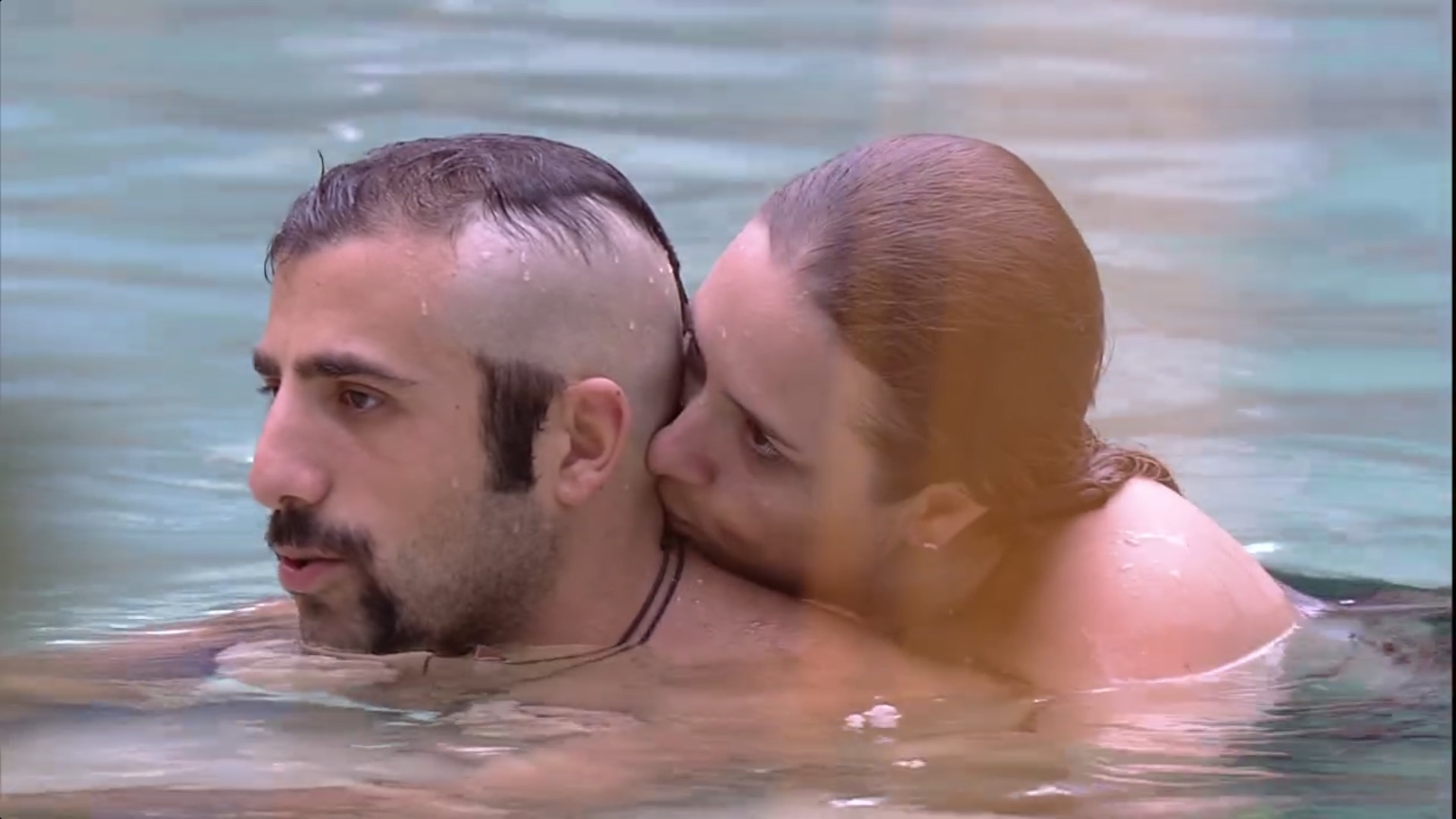 BBB18: Kaysar e Patrícia dão beijo em piscina após insistência