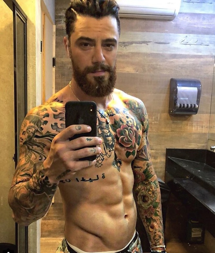 Felipe Tito diz que quase broxou e conta truque que salvou noite de sexo