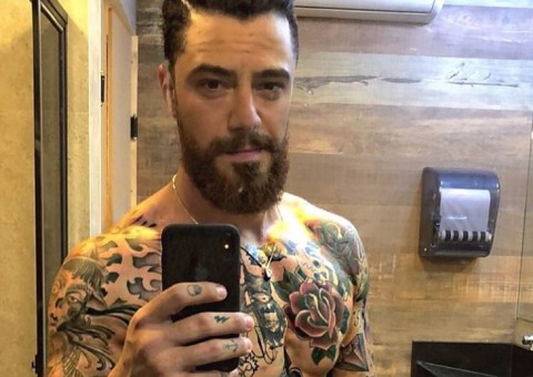 Felipe Tito diz que quase broxou e conta truque que salvou noite de sexo