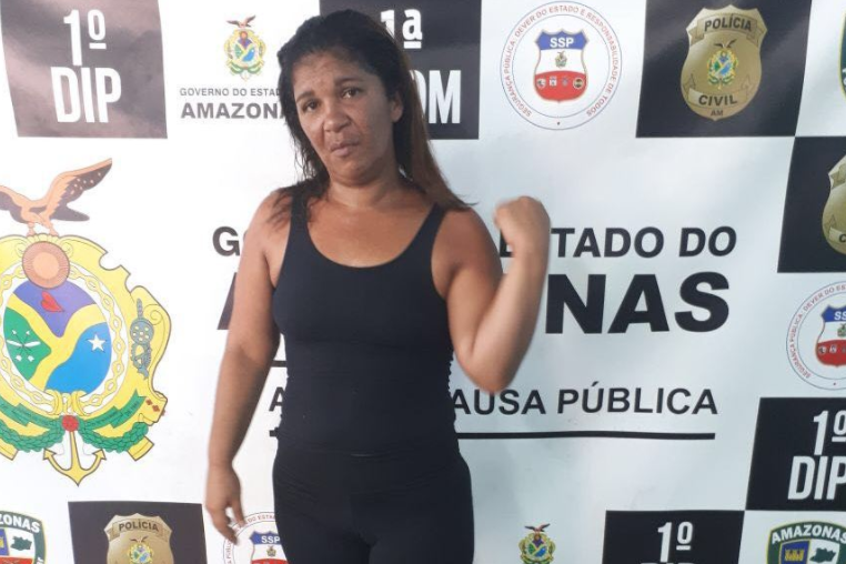 Em Manaus, mulher é amarrada em poste suspeita de furtar dinheiro de creche 