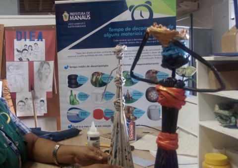 Oficina ensina a confeccionar bonecas africanas com reaproveitamento de jornal