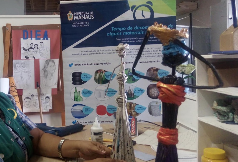 Oficina ensina a confeccionar bonecas africanas com reaproveitamento de jornal