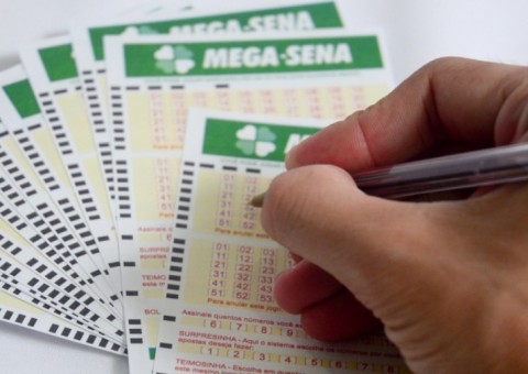 Mega-Sena pode pagar R$15 milhões neste sábado