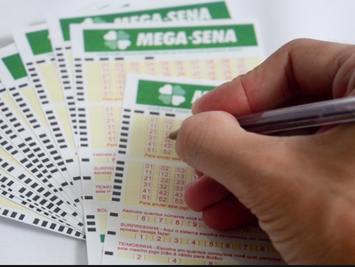 Mega-Sena pode pagar R$15 milhões neste sábado