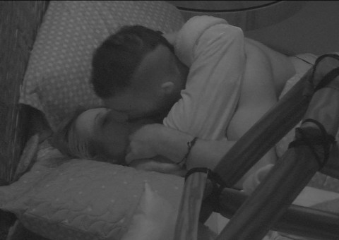 BBB18: Patrícia e Kaysar se beijam no quarto do líder: 'delícia'