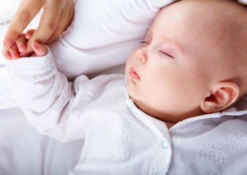 4 dicas para bebê dormir que parecem funcionar, mas são furada (e até fazem mal)