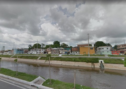 Revoltados, moradores lincham assaltante e jogam corpo em igarapé de Manaus