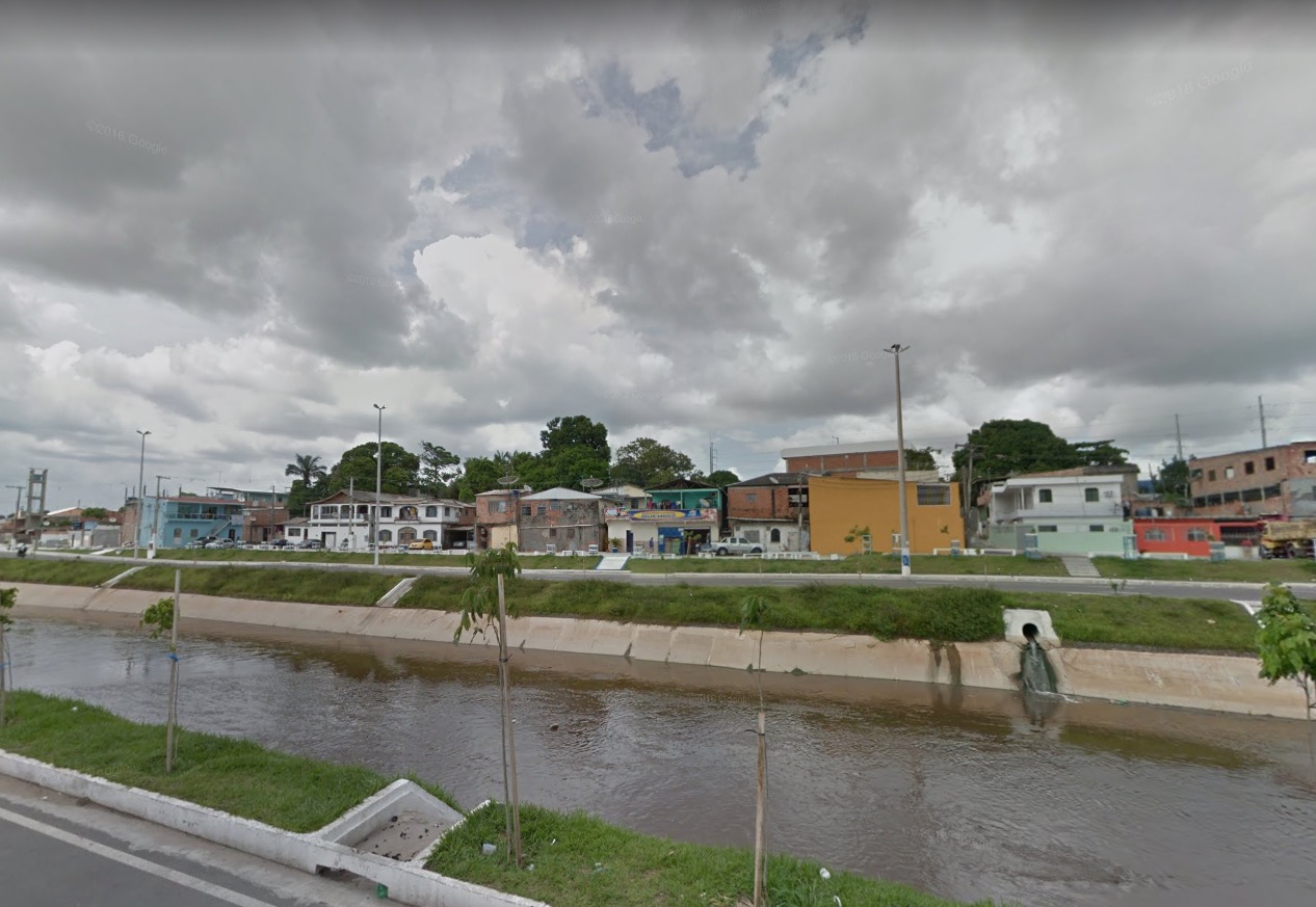 Revoltados, moradores lincham assaltante e jogam corpo em igarapé de Manaus