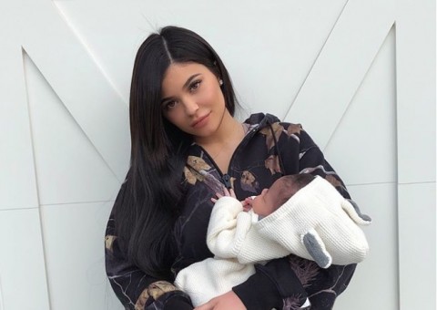 Kylie Jenner mostra rostinho da filha em vídeo fofo